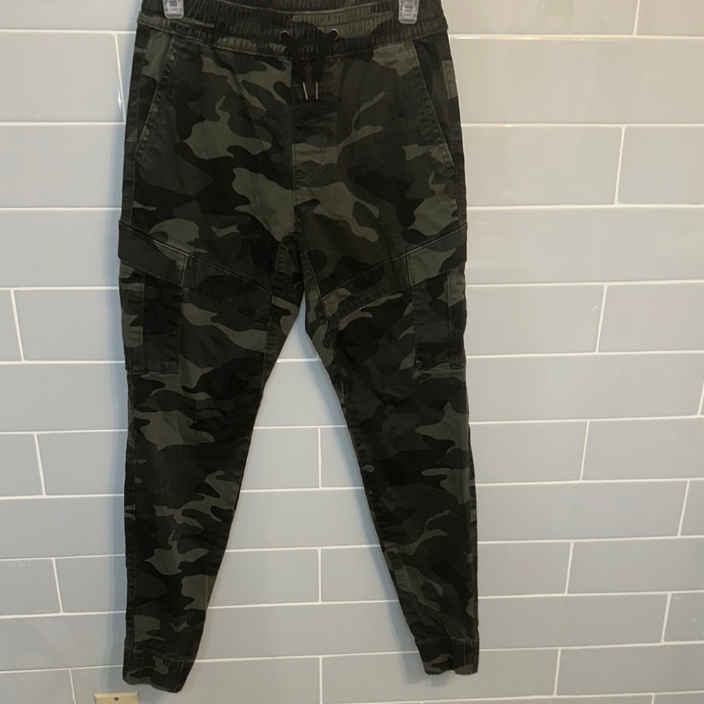 Hollister Mid-Rise Camo Cargo Skinny Joggers